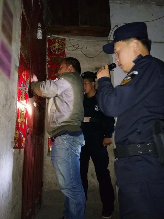 丹寨县粗心妈妈误将幼女锁家中 